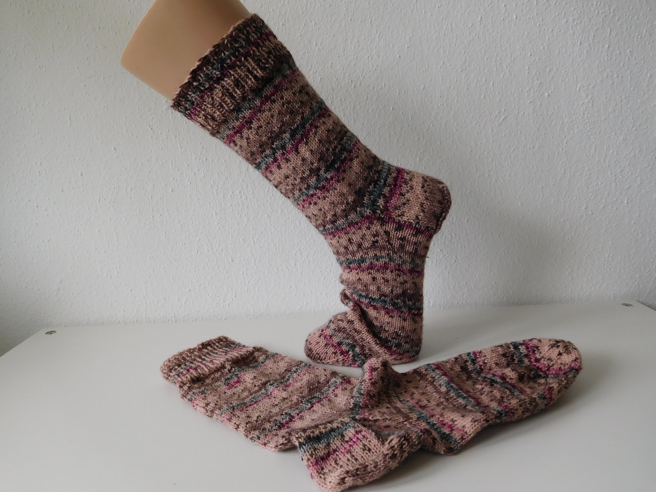 Handgestrickte Wollsocken Gr. 44 – Beige Braun gestreift – Bild 2