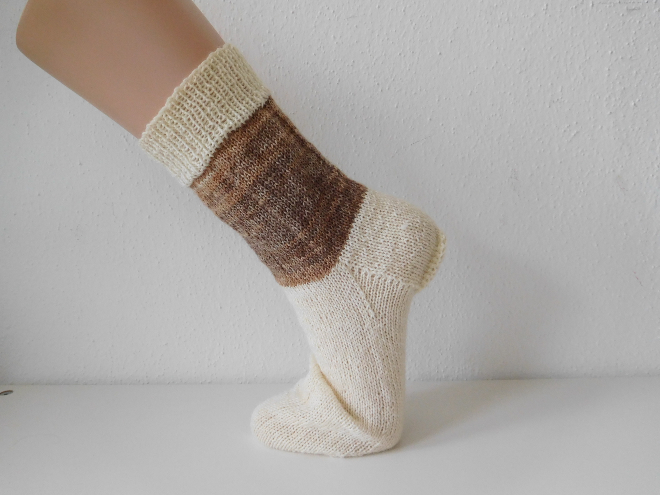 Handgestrickte Wollsocken Gr. 41 – Beige-Braun – Bild 2