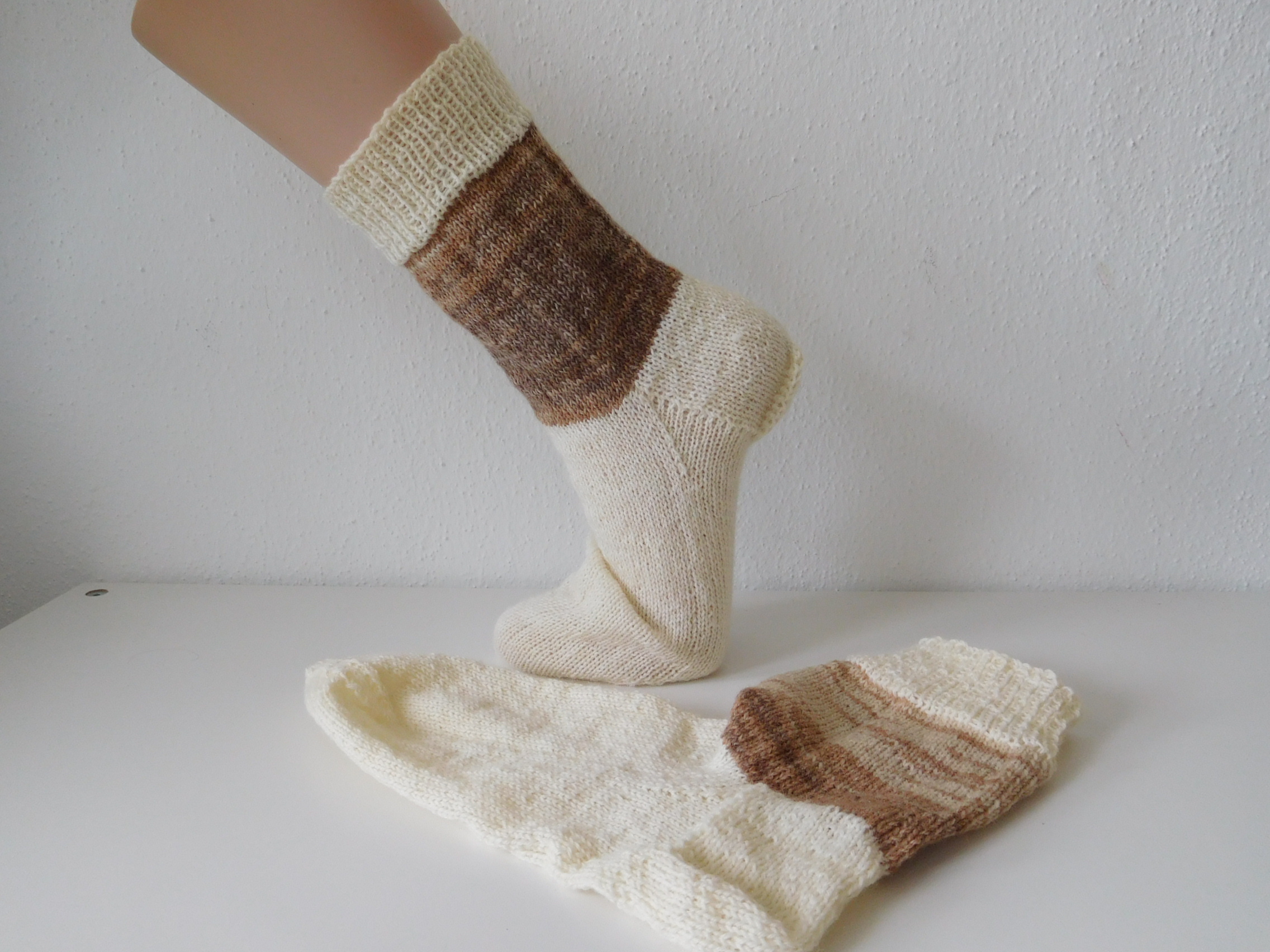 Handgestrickte Wollsocken Gr. 41 – Beige-Braun – Bild 3