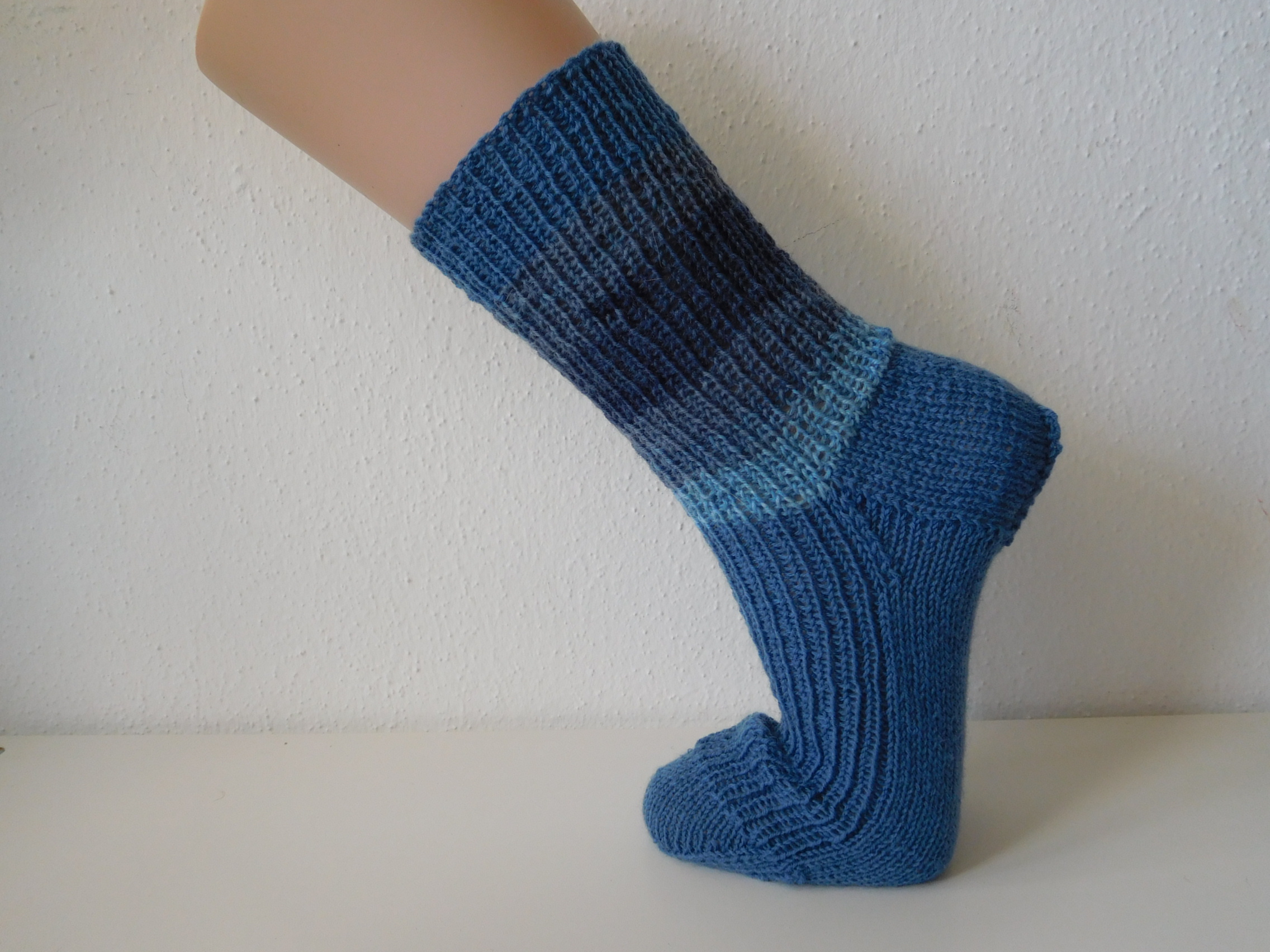 Handgestrickte Wollsocken Gr. 38 - blau mit Streifenmuster im Bein – Bild 5