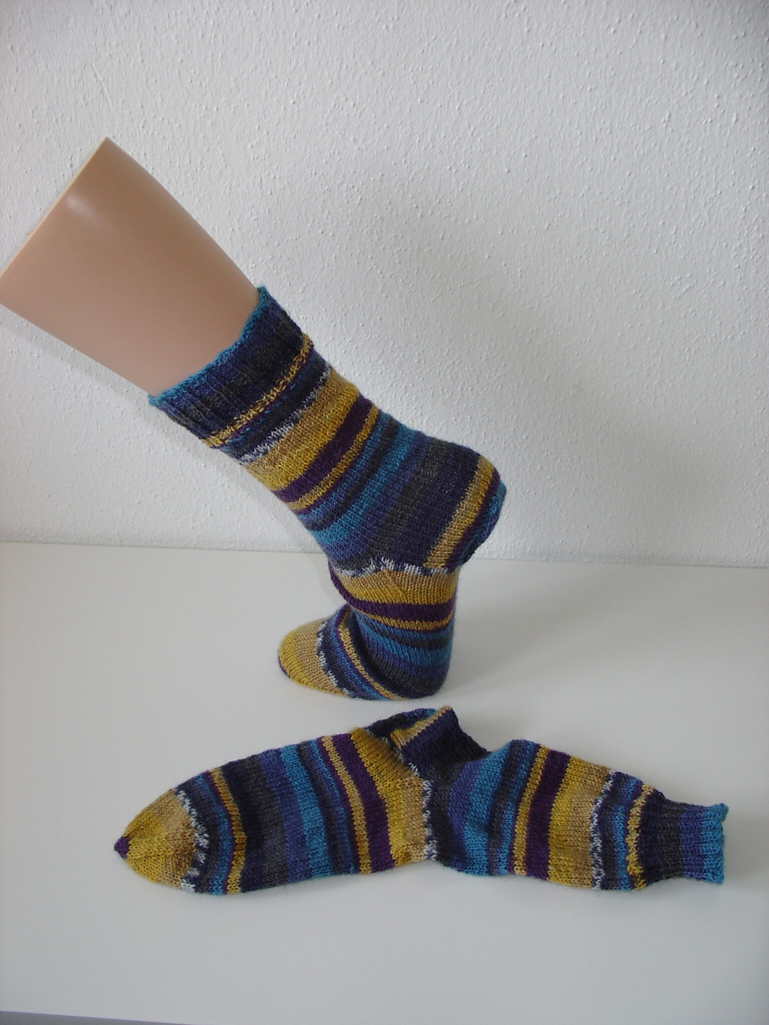 Handgestrickte Wollsocken Gr. 38 – Blau-Gelb gestreift