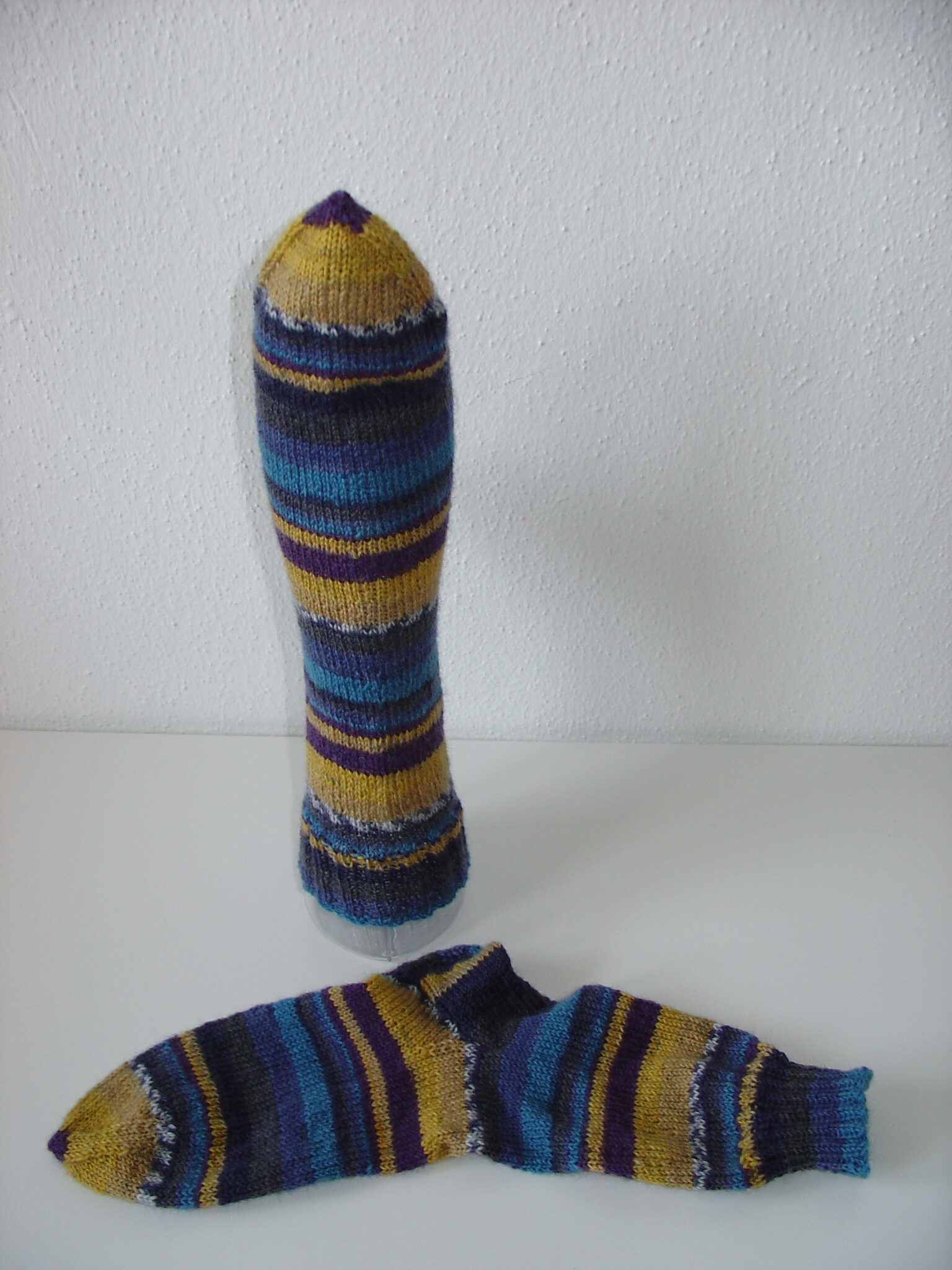 Handgestrickte Wollsocken Gr. 38 – Blau-Gelb gestreift – Bild 3