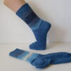 Handgestrickte Wollsocken Gr. 38 - blau mit Streifenmuster im Bein – Bild 2
