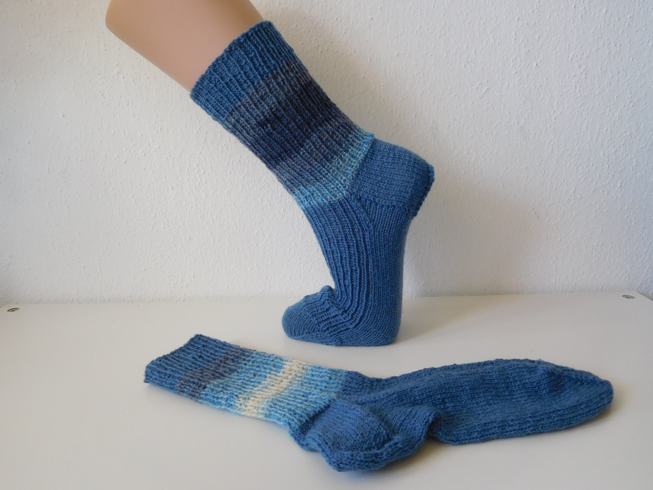 Handgestrickte Wollsocken Gr. 38 - blau mit Streifenmuster im Bein – Bild 2