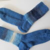 Handgestrickte Wollsocken Gr. 38 - blau mit Streifenmuster im Bein – Bild 3