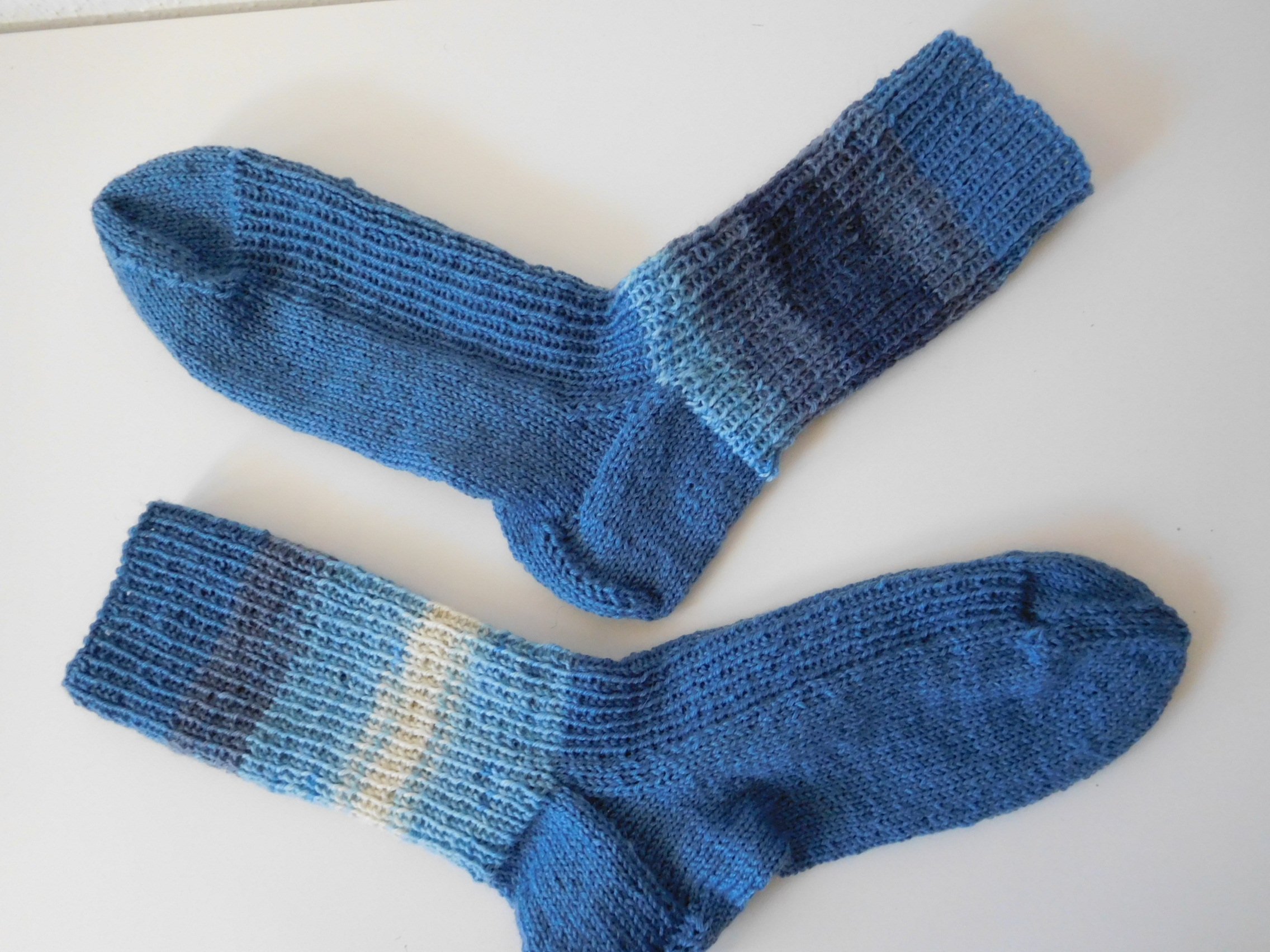Handgestrickte Wollsocken Gr. 38 - blau mit Streifenmuster im Bein – Bild 3