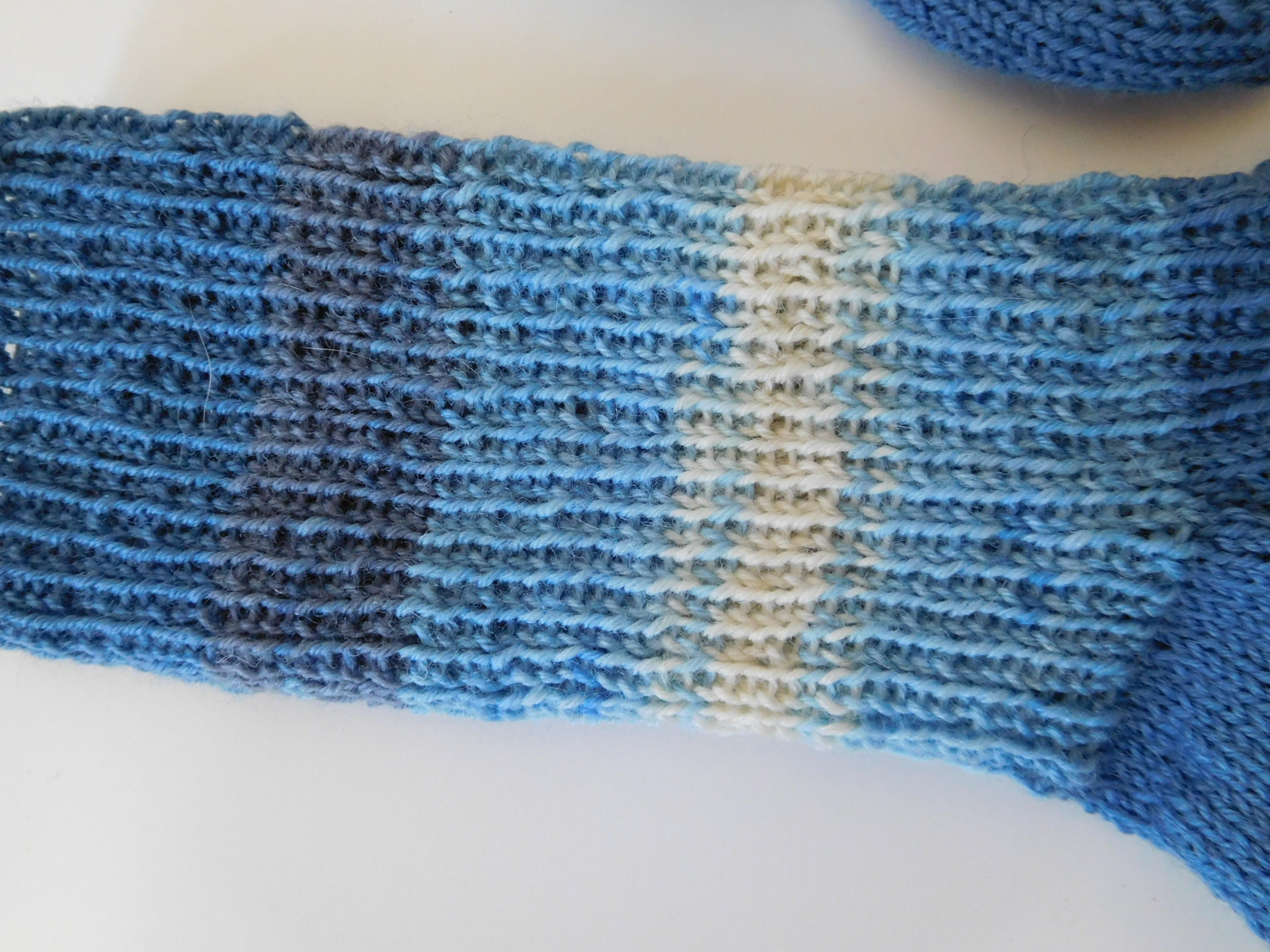 Handgestrickte Wollsocken Gr. 38 - blau mit Streifenmuster im Bein – Bild 4