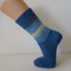 Handgestrickte Wollsocken Gr. 38 - blau mit Streifenmuster im Bein