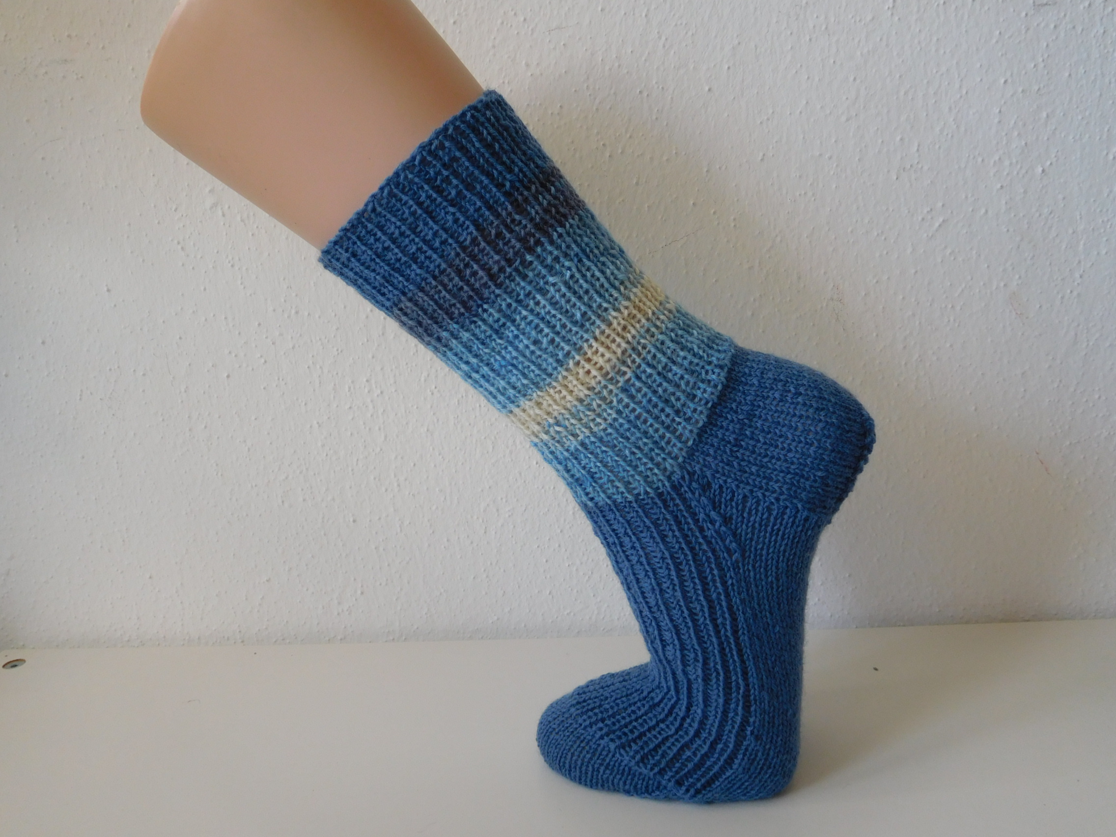 Handgestrickte Wollsocken Gr. 38 - blau mit Streifenmuster im Bein