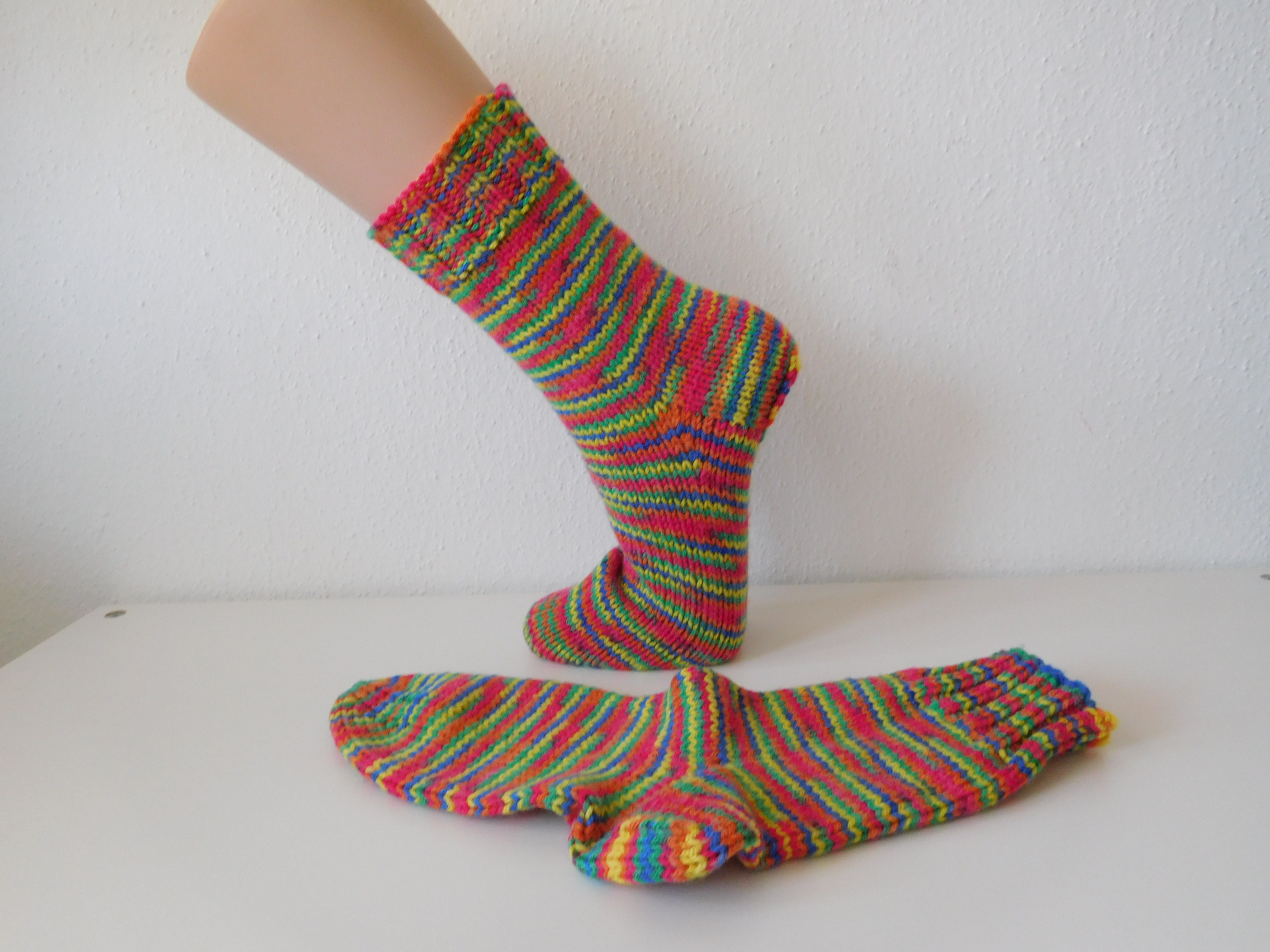 Handgestrickte Socken Gr. 37 – Bunt gestreift für Allergiker – Bild 2