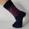 Handgestrickte Wollsocken Gr. 40 – Dunkelblau mit Streifenmuster im Bein