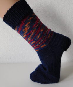 Handgestrickte Wollsocken Gr. 40 – Dunkelblau mit Streifenmuster im Bein