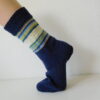 Handgestrickte Wollsocken Gr. 42 – Dunkelblau-gestreift-beige-grün