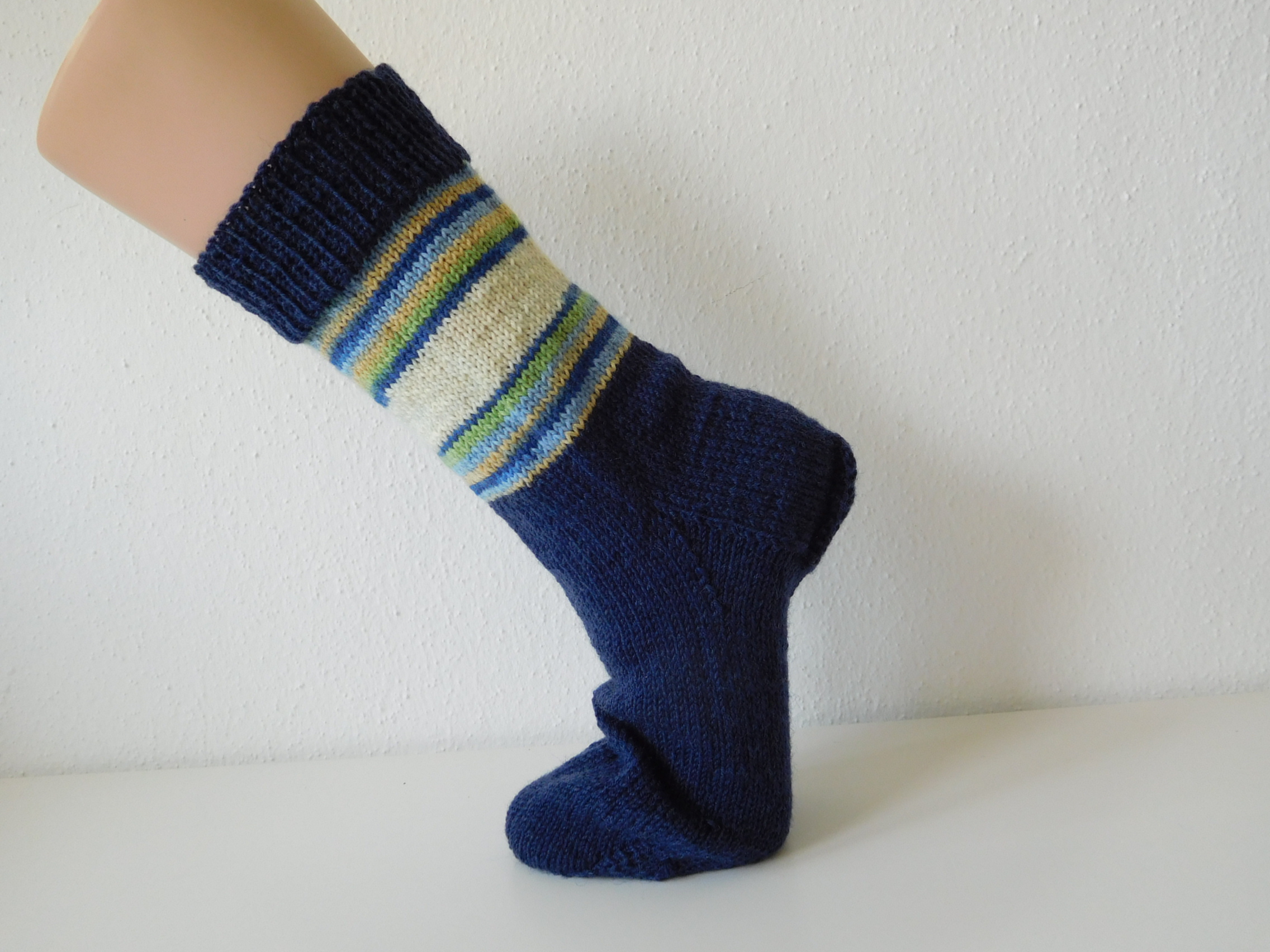 Handgestrickte Wollsocken Gr. 42 – Dunkelblau-gestreift-beige-grün