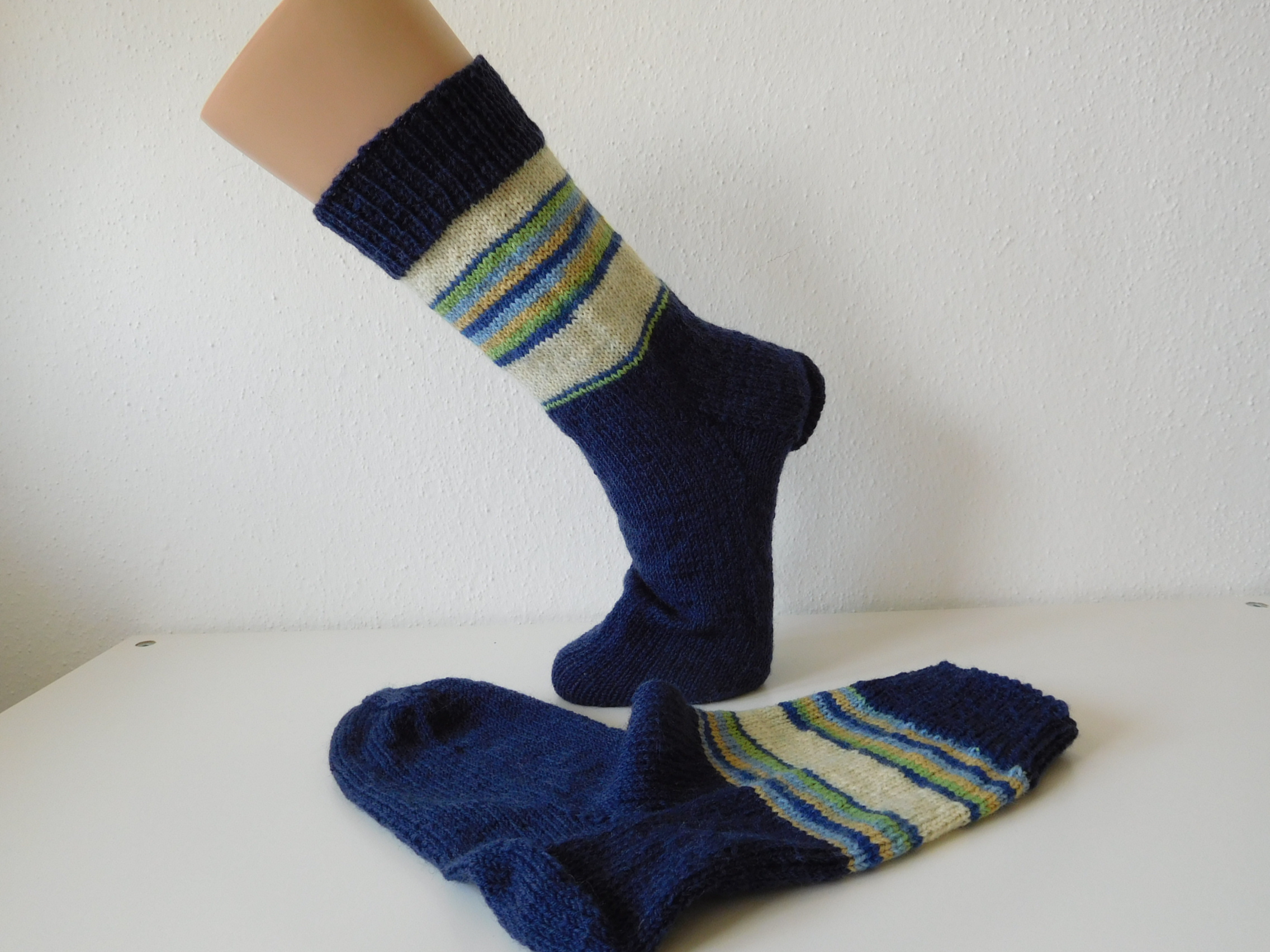 Handgestrickte Wollsocken Gr. 42 – Dunkelblau-gestreift-beige-grün – Bild 2