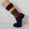 Handgestrickte Wollsocken Gr. 42 – Dunkelblau-mit-Streifenmuster-im-Bein