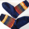 Handgestrickte Wollsocken Gr. 42 – Dunkelblau-mit-Streifenmuster-im-Bein – Bild 3