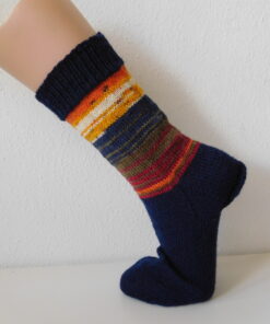 Handgestrickte Wollsocken Gr. 42 – Dunkelblau-mit-Streifenmuster-im-Bein