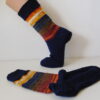 Handgestrickte Wollsocken Gr. 42 – Dunkelblau-mit-Streifenmuster-im-Bein – Bild 2