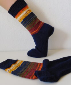 Alternative view of Handgestrickte Wollsocken Gr. 42 – Dunkelblau-mit-Streifenmuster-im-Bein