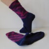 Handgestrickte Wollsocken Gr. 41 - Dunkelblau Lila mit Muster im Bein – Bild 2
