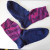 Handgestrickte Wollsocken Gr. 41 - Dunkelblau Lila mit Muster im Bein – Bild 3