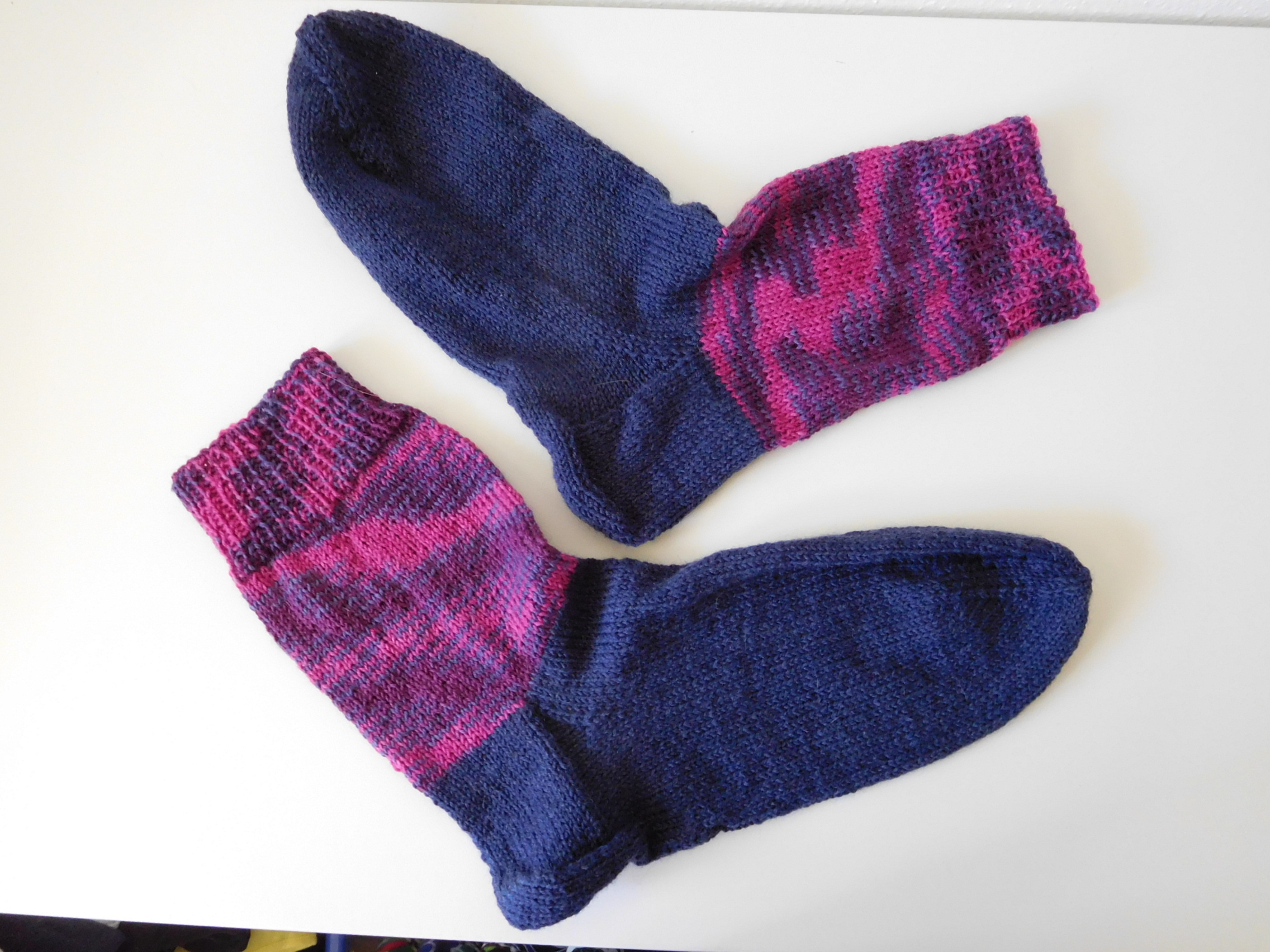 Handgestrickte Wollsocken Gr. 41 - Dunkelblau Lila mit Muster im Bein – Bild 3