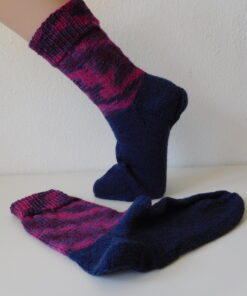 Alternative view of Handgestrickte Wollsocken Gr. 41 - Dunkelblau Lila mit Muster im Bein