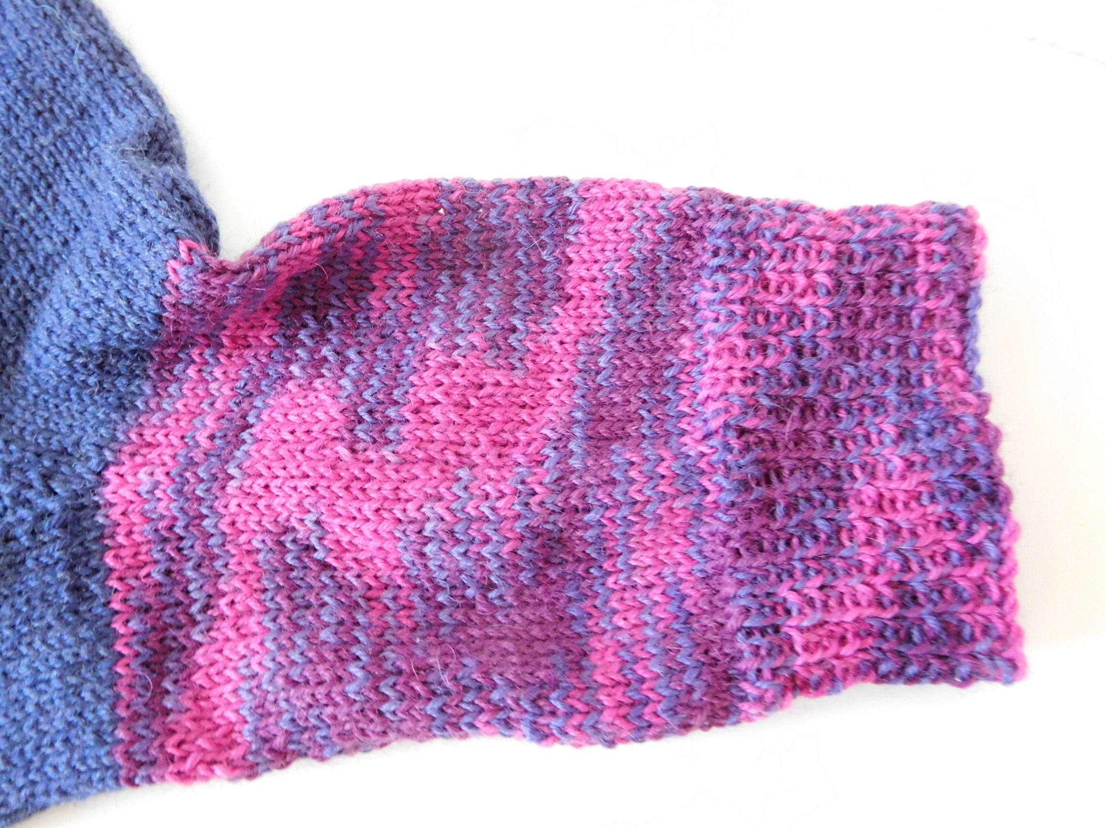 Handgestrickte Wollsocken Gr. 41 - Dunkelblau Lila mit Muster im Bein – Bild 4