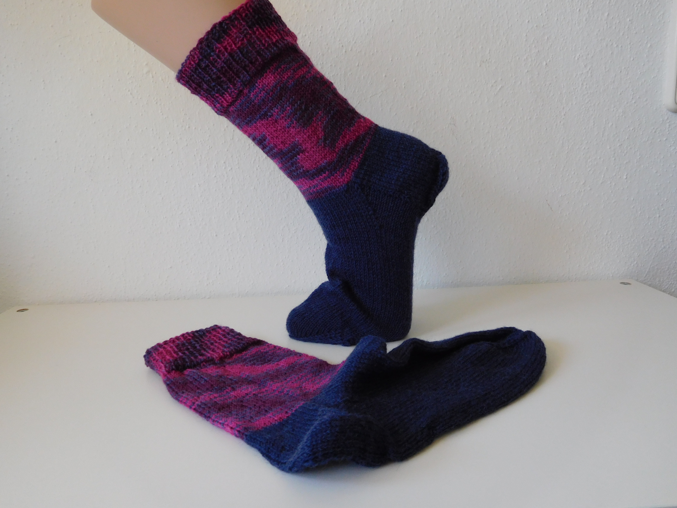 Handgestrickte Wollsocken Gr. 41 - Dunkelblau Lila mit Muster im Bein – Bild 2