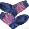 Handgestrickte Wollsocken Gr. 40 – Dunkelblau mit Streifenmuster im Bein – Bild 3