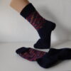 Handgestrickte Wollsocken Gr. 40 – Dunkelblau mit Streifenmuster im Bein – Bild 2
