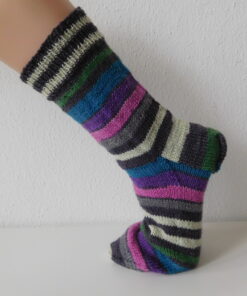 Handgestrickte Wollsocken Gr. 46 – bunt gestreift- grau-lila-grün-beige