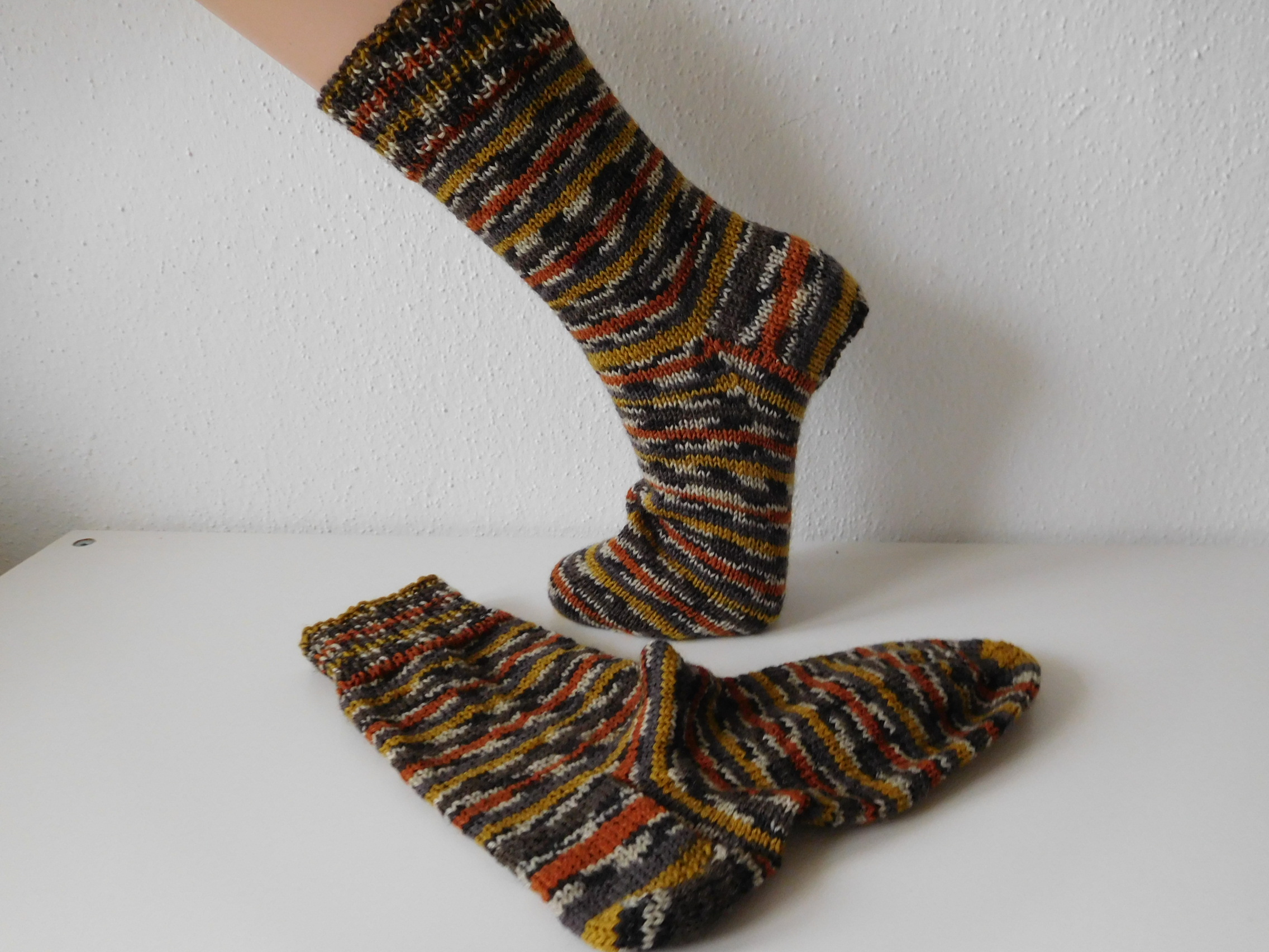 Handgestrickte Wollsocken Gr. 36 - Grau Herbstfarben - Gewürzfarben gestreift – Bild 2