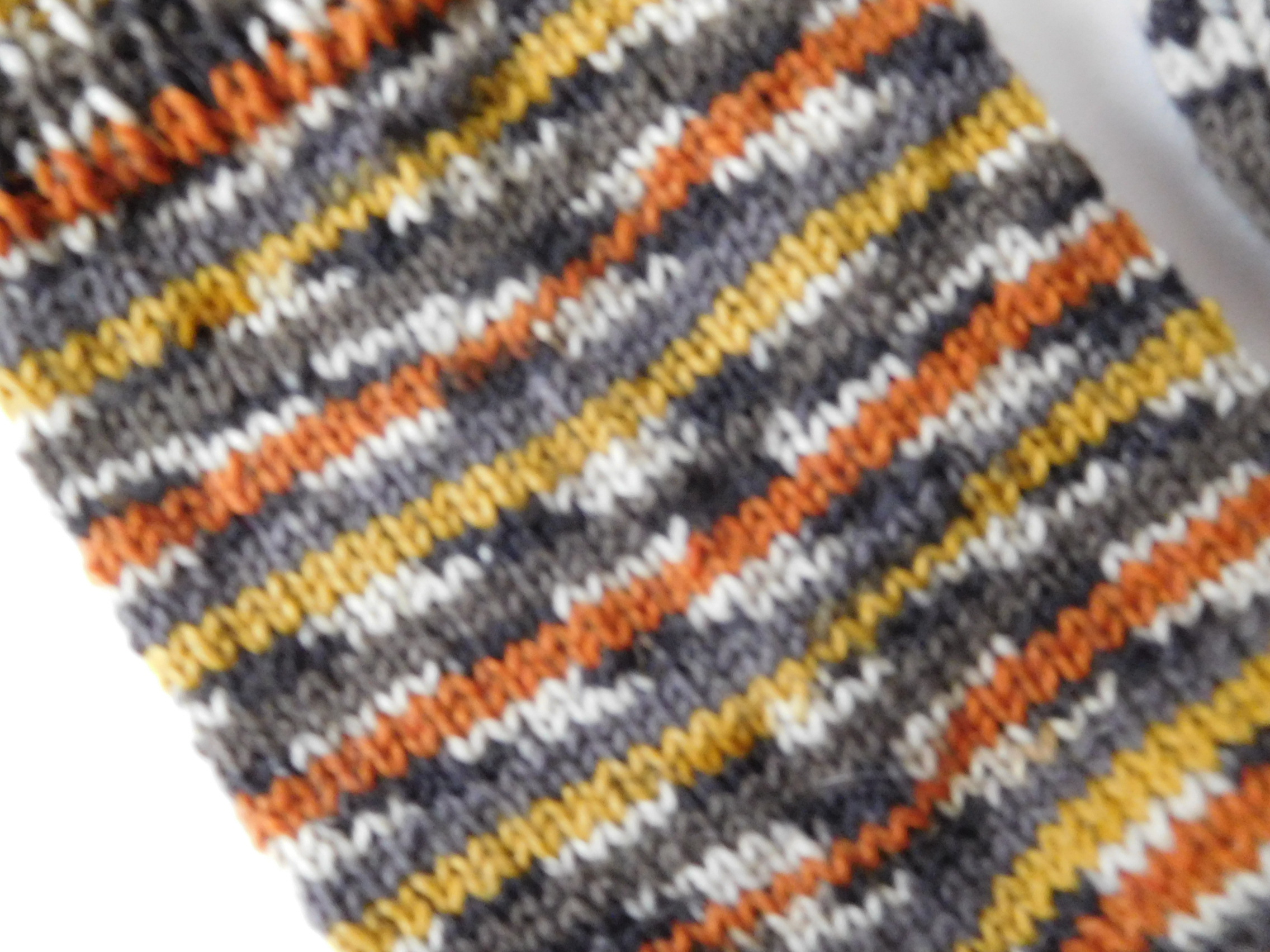 Handgestrickte Wollsocken Gr. 36 - Grau Herbstfarben - Gewürzfarben gestreift – Bild 4