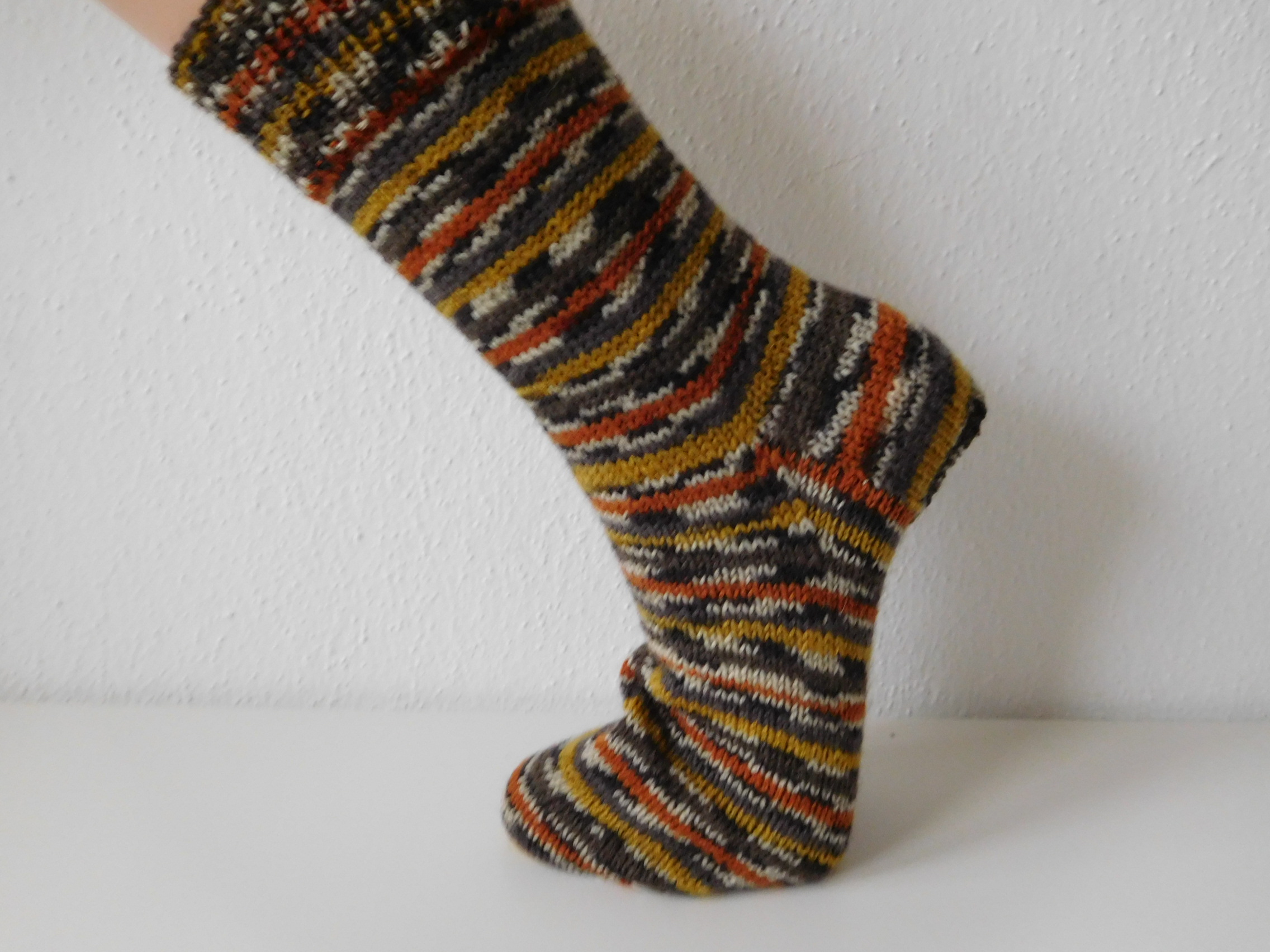 Handgestrickte Wollsocken Gr. 36 - Grau Herbstfarben - Gewürzfarben gestreift