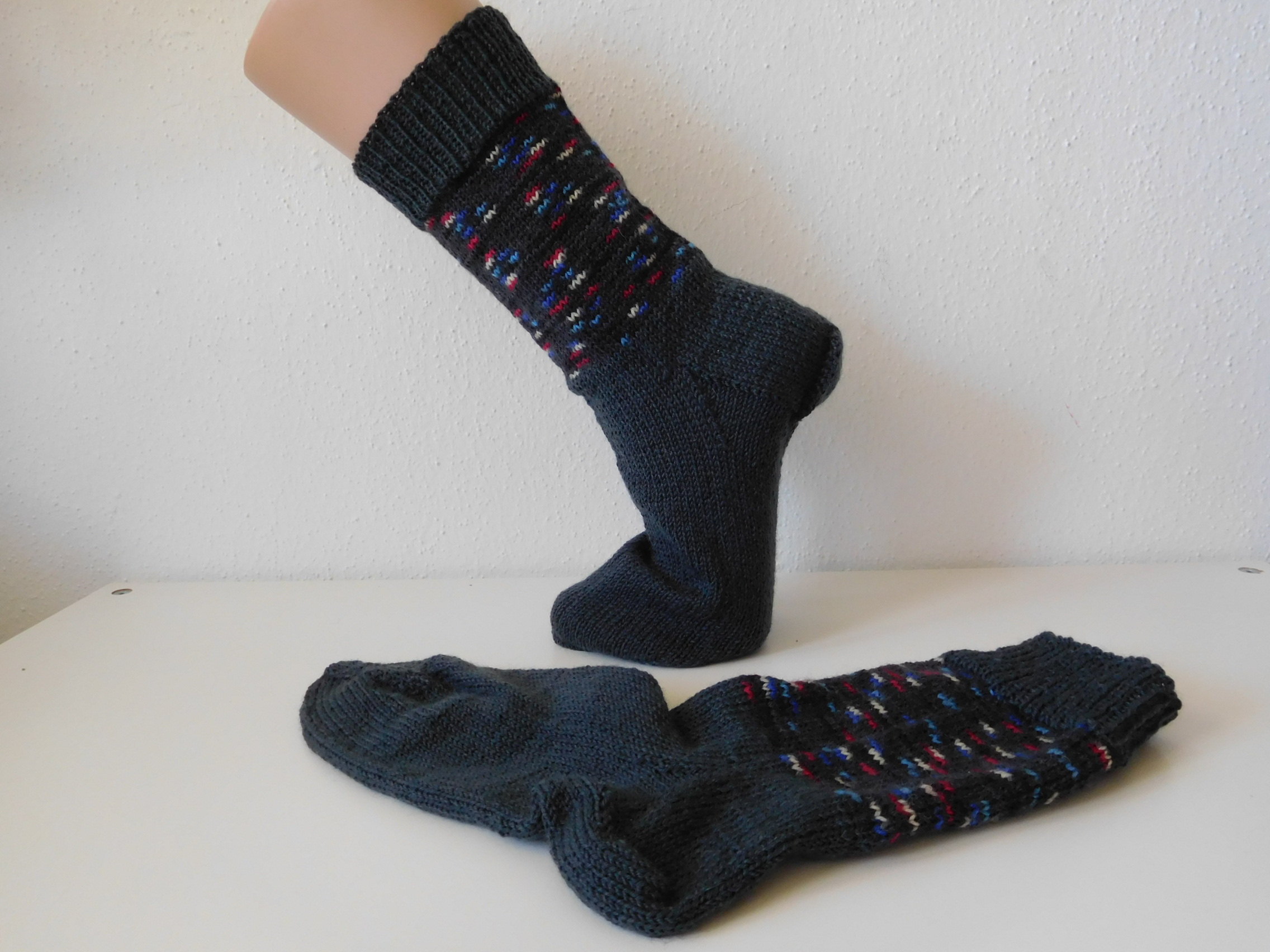Handgestrickte Wollsocken Gr. 42 – Grau-mit-Muster-im-Bein (Kopie) – Bild 2