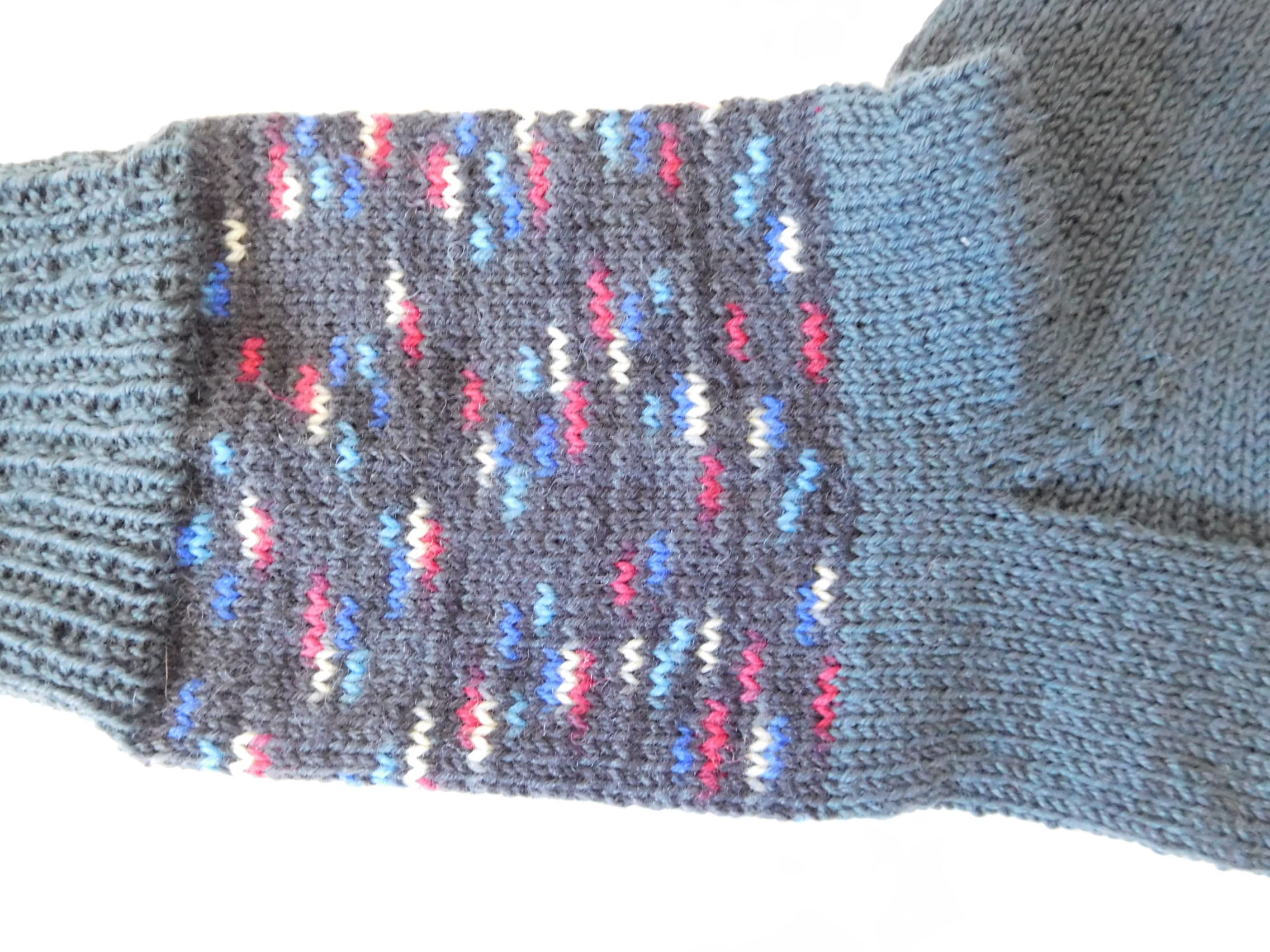 Handgestrickte Wollsocken Gr. 42 – Grau-mit-Muster-im-Bein (Kopie) – Bild 4