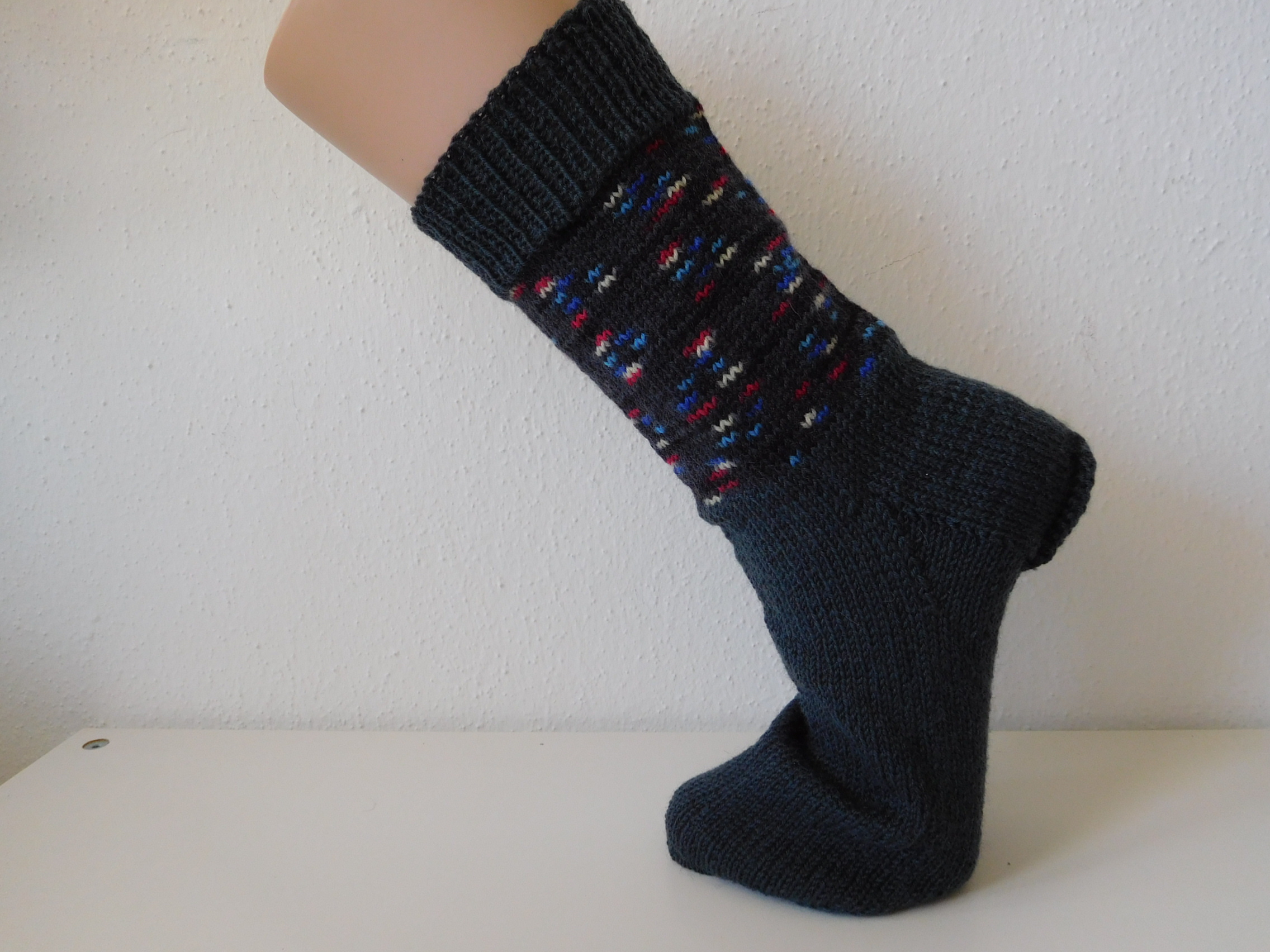Handgestrickte Wollsocken Gr. 42 – Grau-mit-Muster-im-Bein (Kopie)