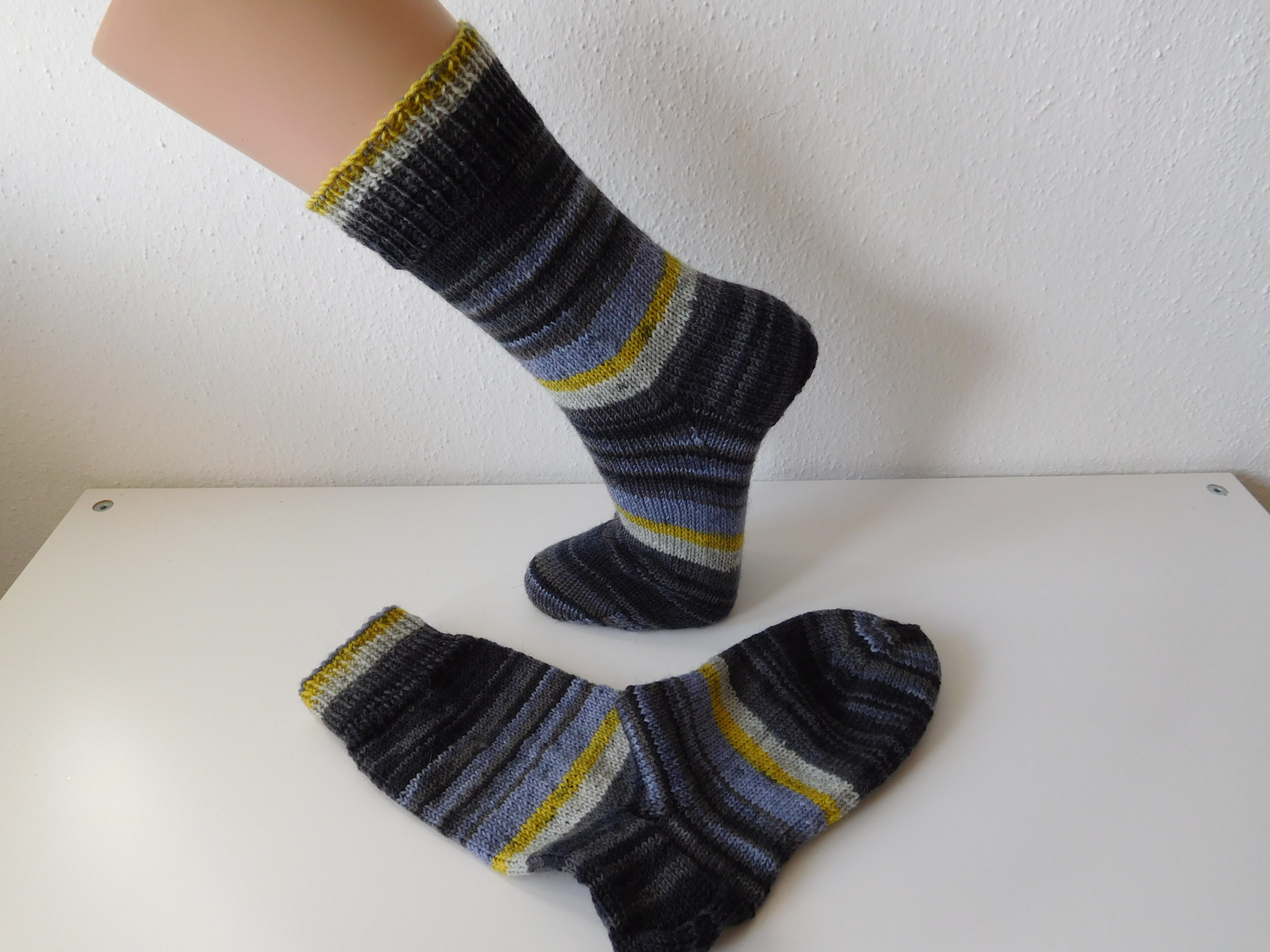 Handgestrickte Wollsocken Gr. 37 – Grau gestreift – Bild 2