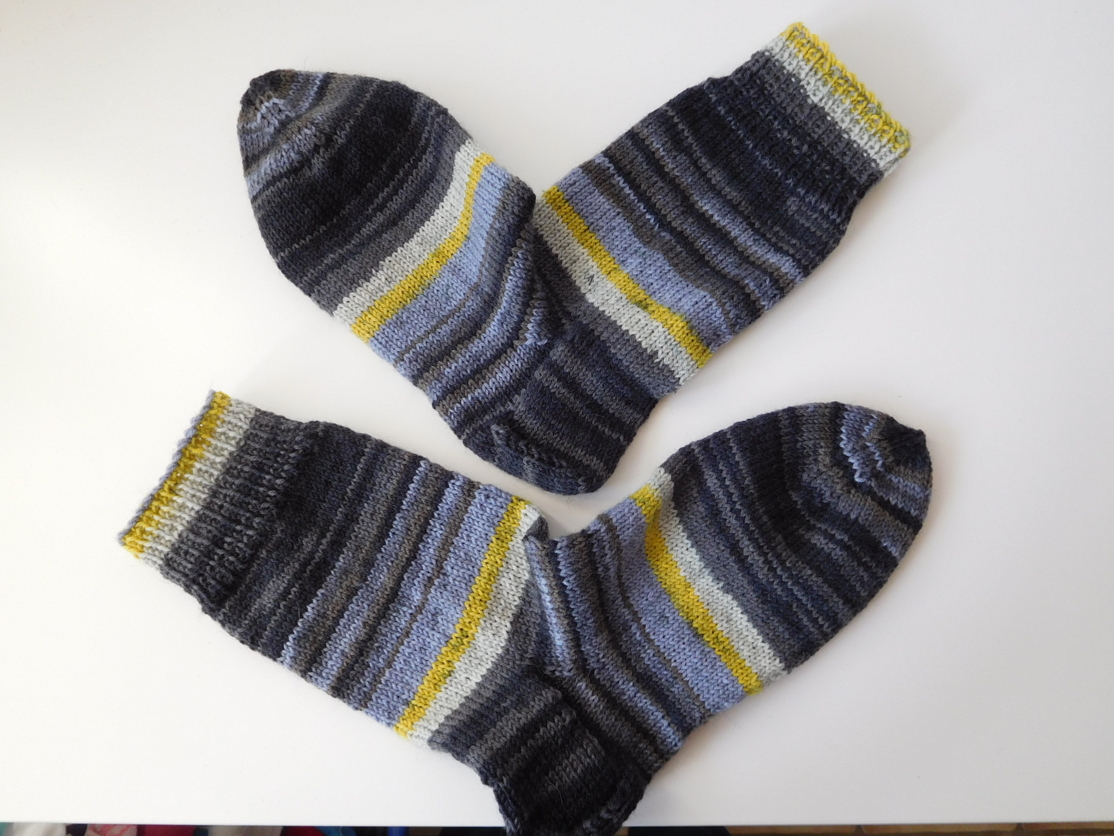 Handgestrickte Wollsocken Gr. 37 – Grau gestreift – Bild 3