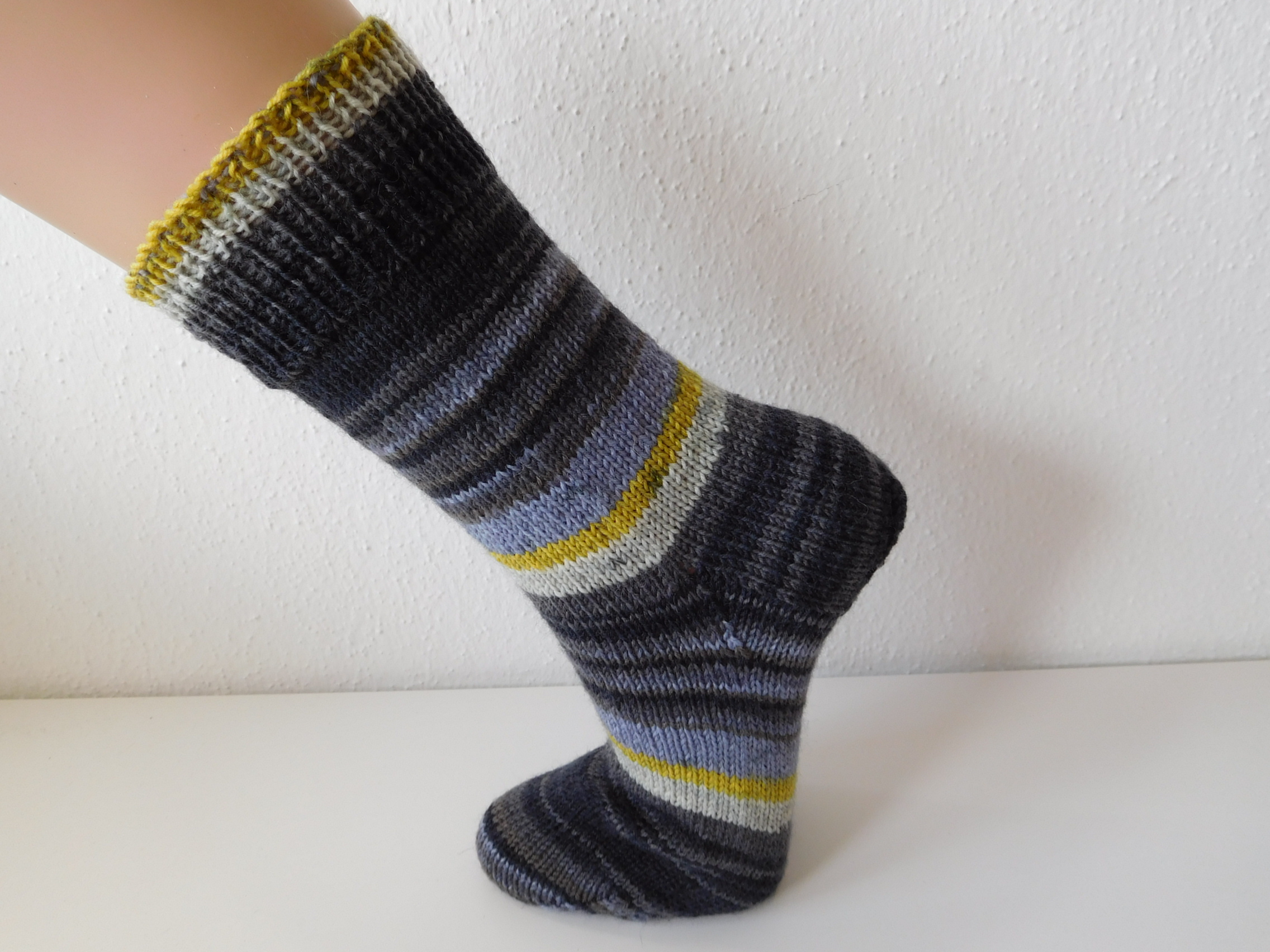 Handgestrickte Wollsocken Gr. 37 – Grau gestreift