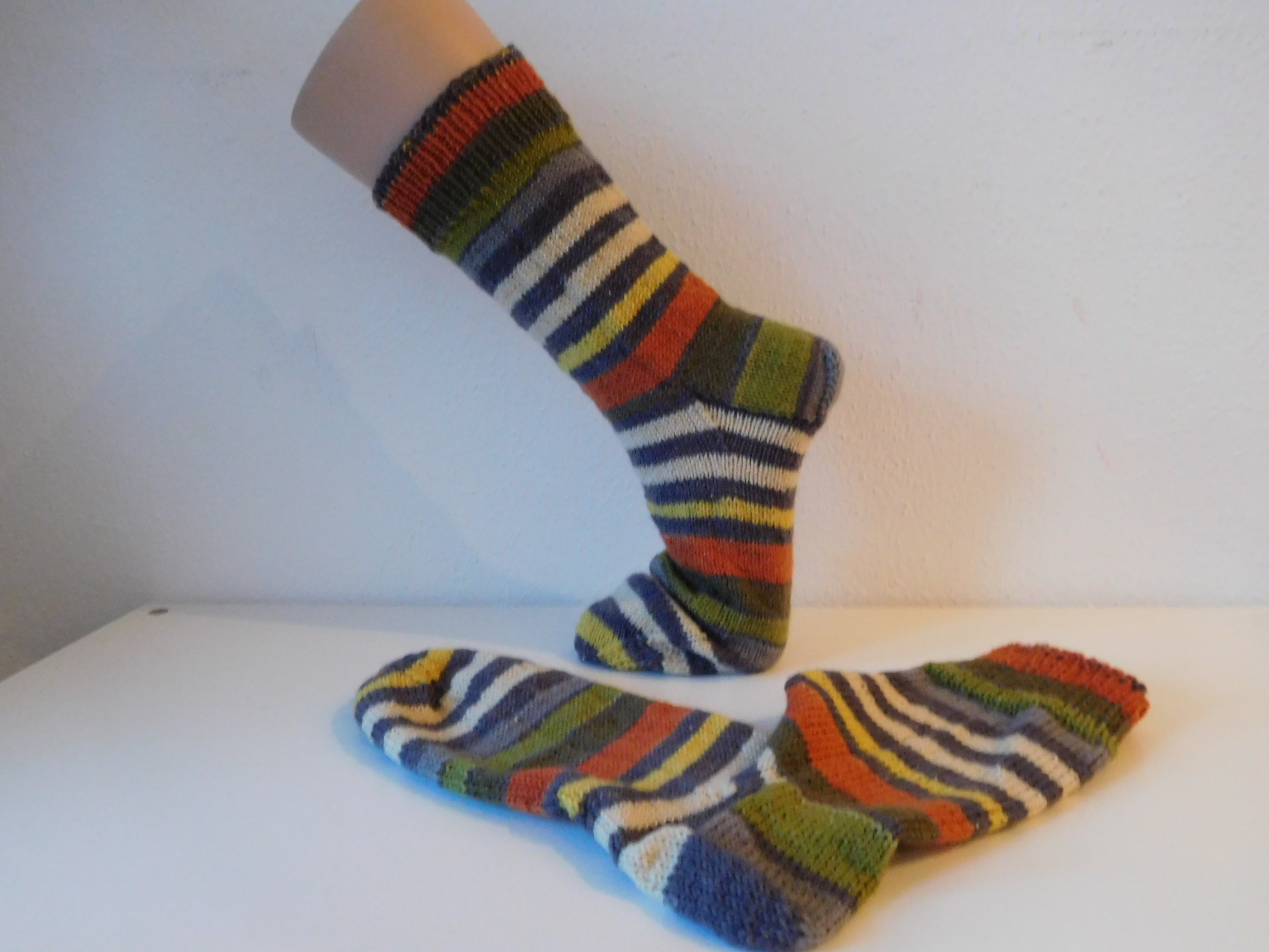 Handgestrickte Wollsocken Gr. 45 - Grau-Grün-Bunt-gestreift – Bild 2