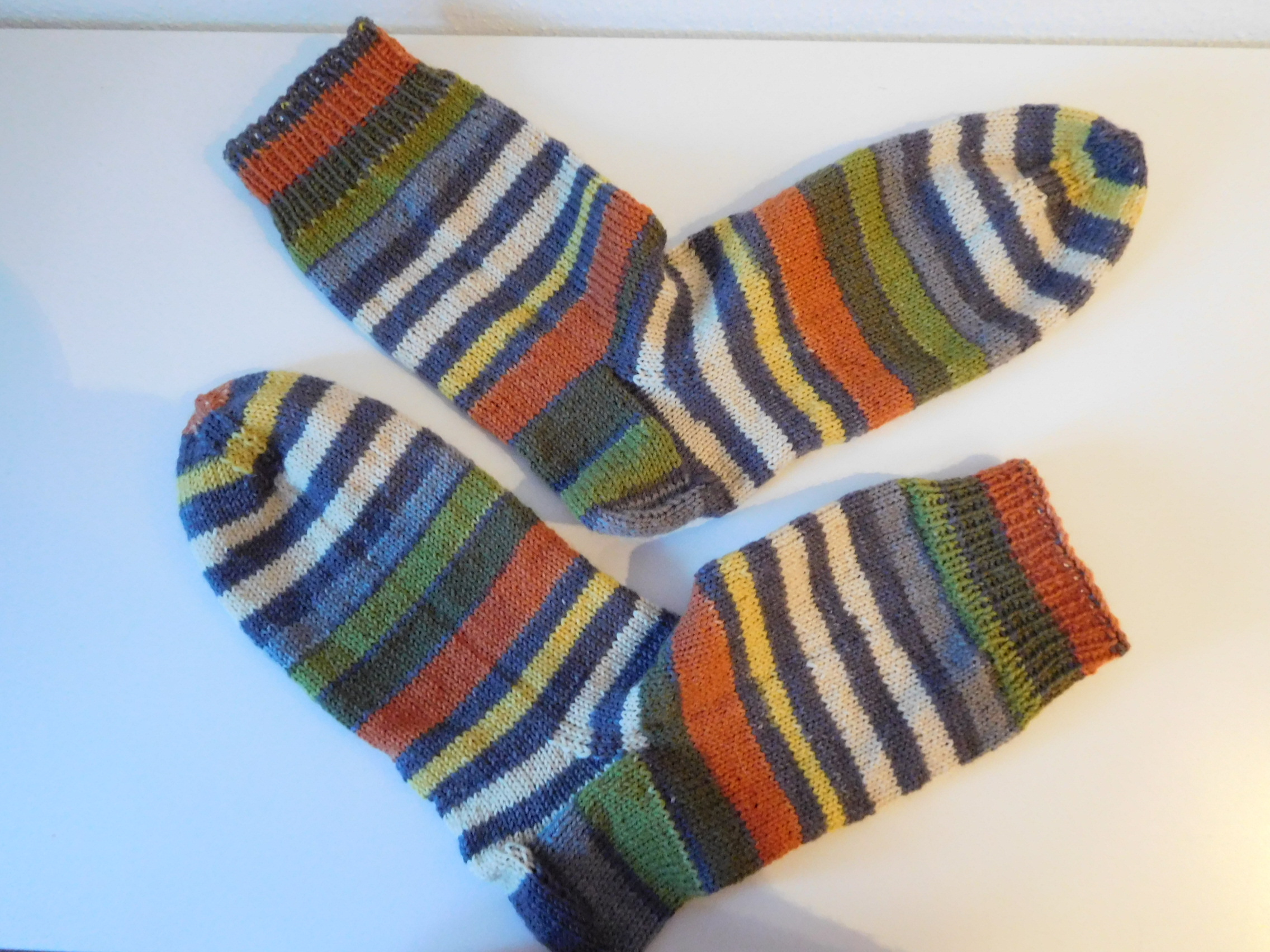 Handgestrickte Wollsocken Gr. 45 - Grau-Grün-Bunt-gestreift – Bild 3