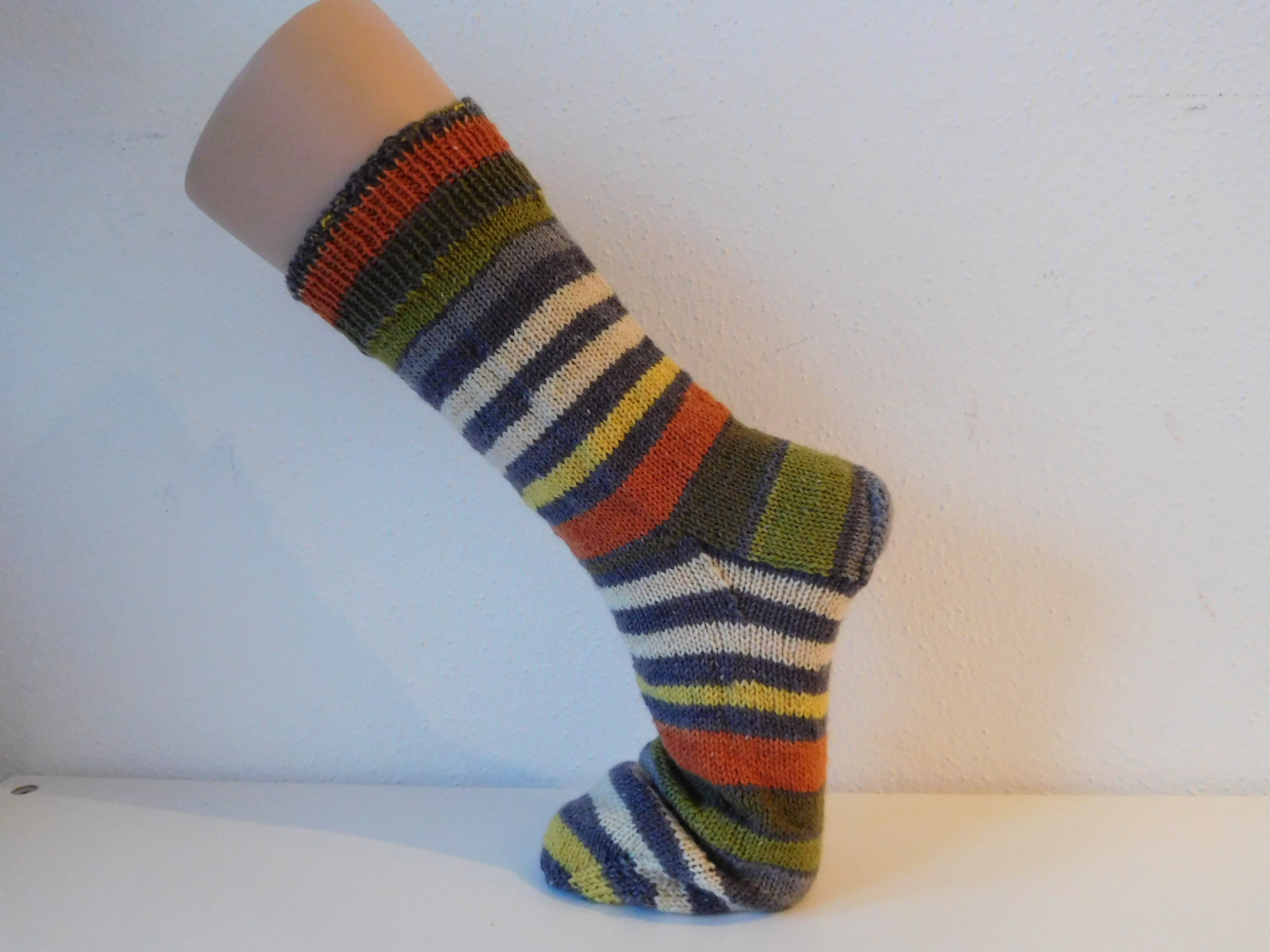 Handgestrickte Wollsocken Gr. 45 - Grau-Grün-Bunt-gestreift