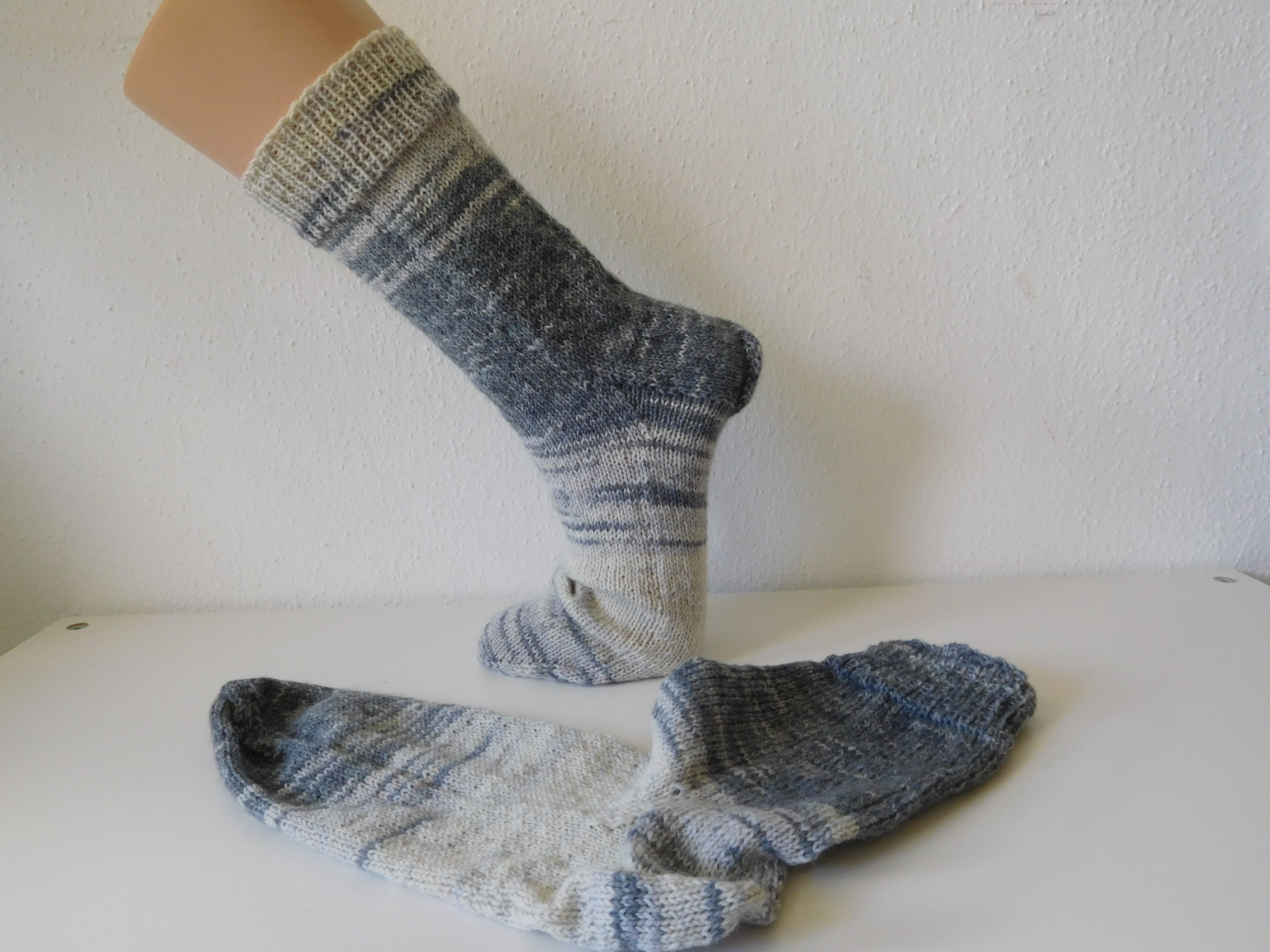 Handgestrickte Wollsocken Gr. 46 – Grau-im-Farbverlauf – Bild 3