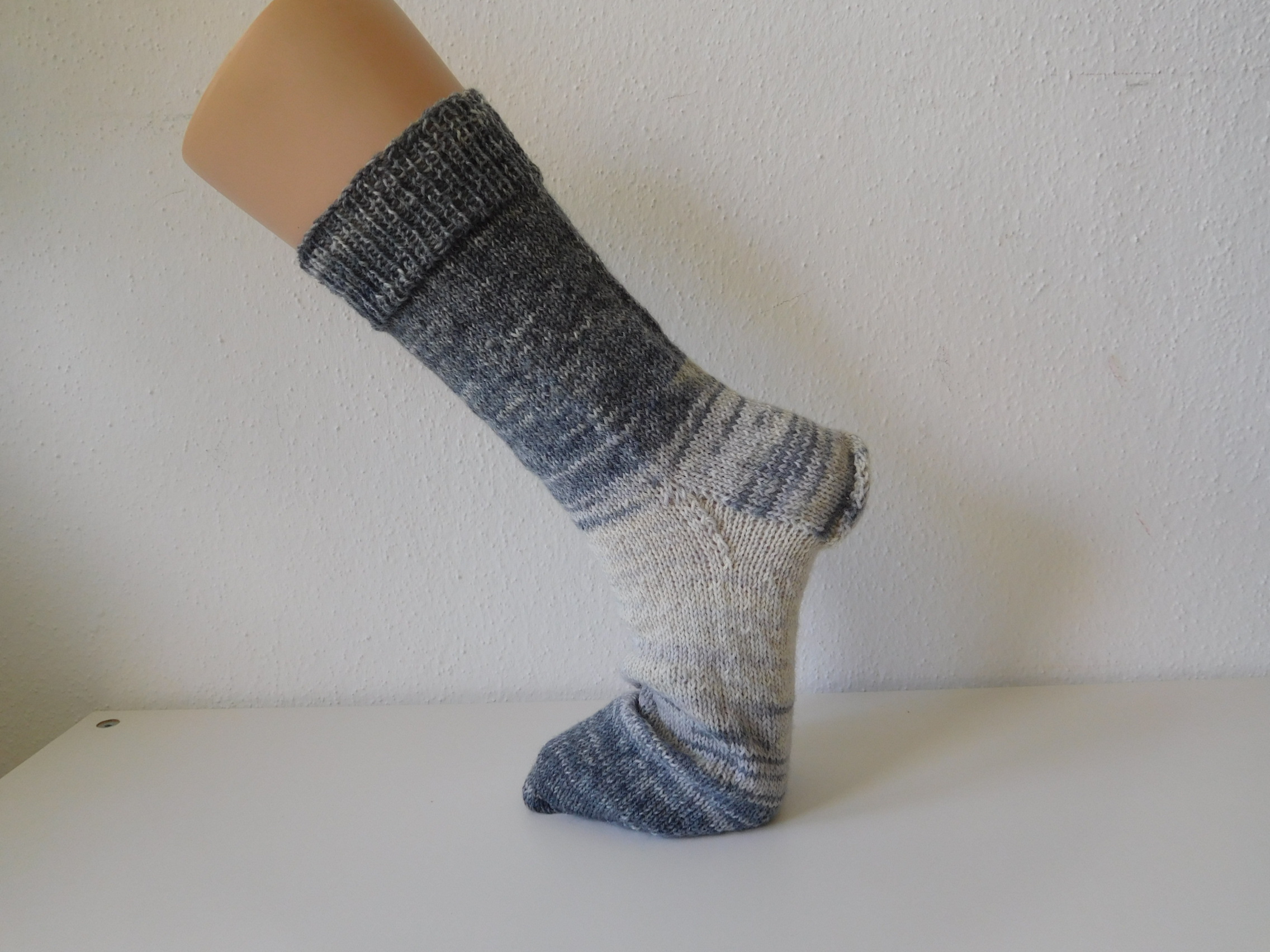 Handgestrickte Wollsocken Gr. 46 – Grau-im-Farbverlauf – Bild 2