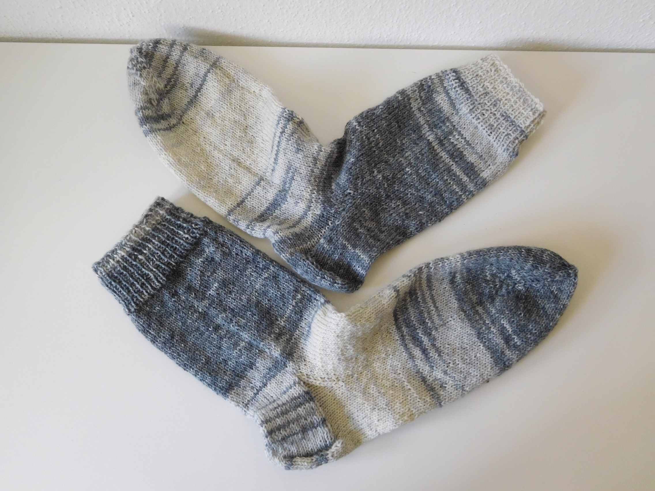 Handgestrickte Wollsocken Gr. 46 – Grau-im-Farbverlauf – Bild 4