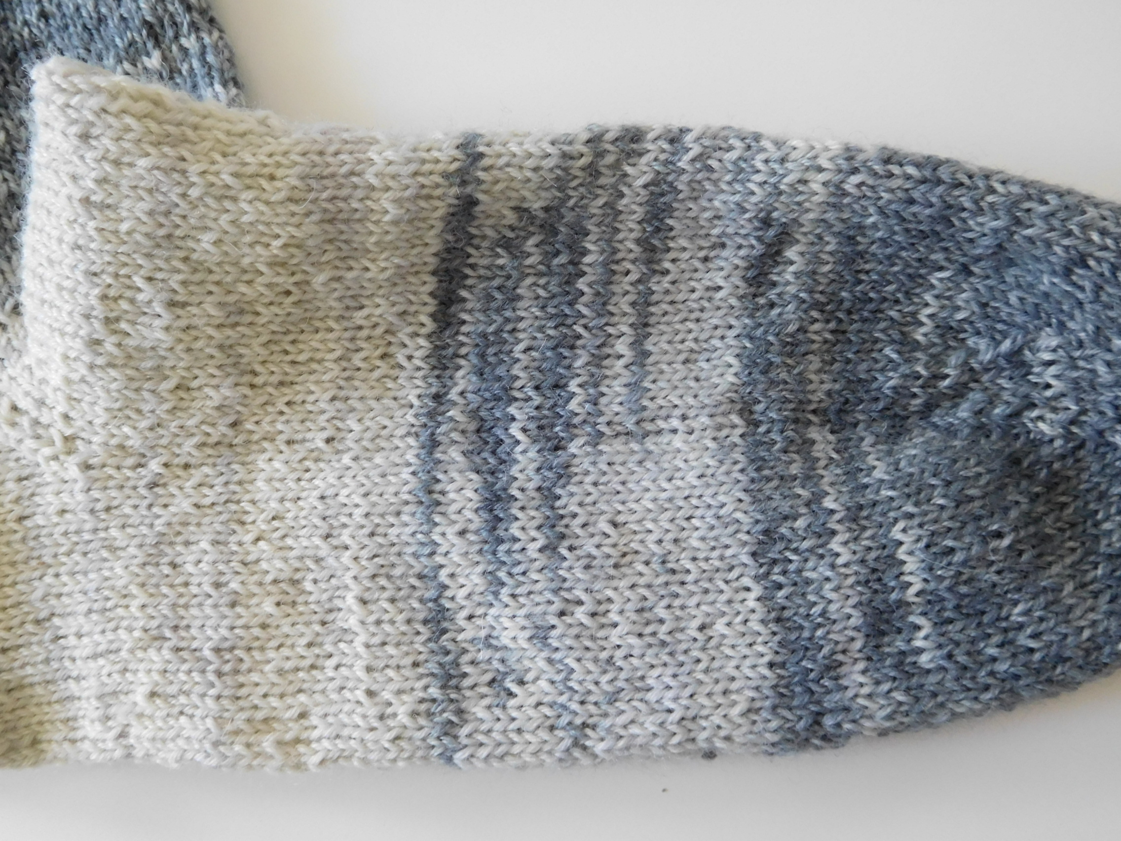 Handgestrickte Wollsocken Gr. 46 – Grau-im-Farbverlauf – Bild 5