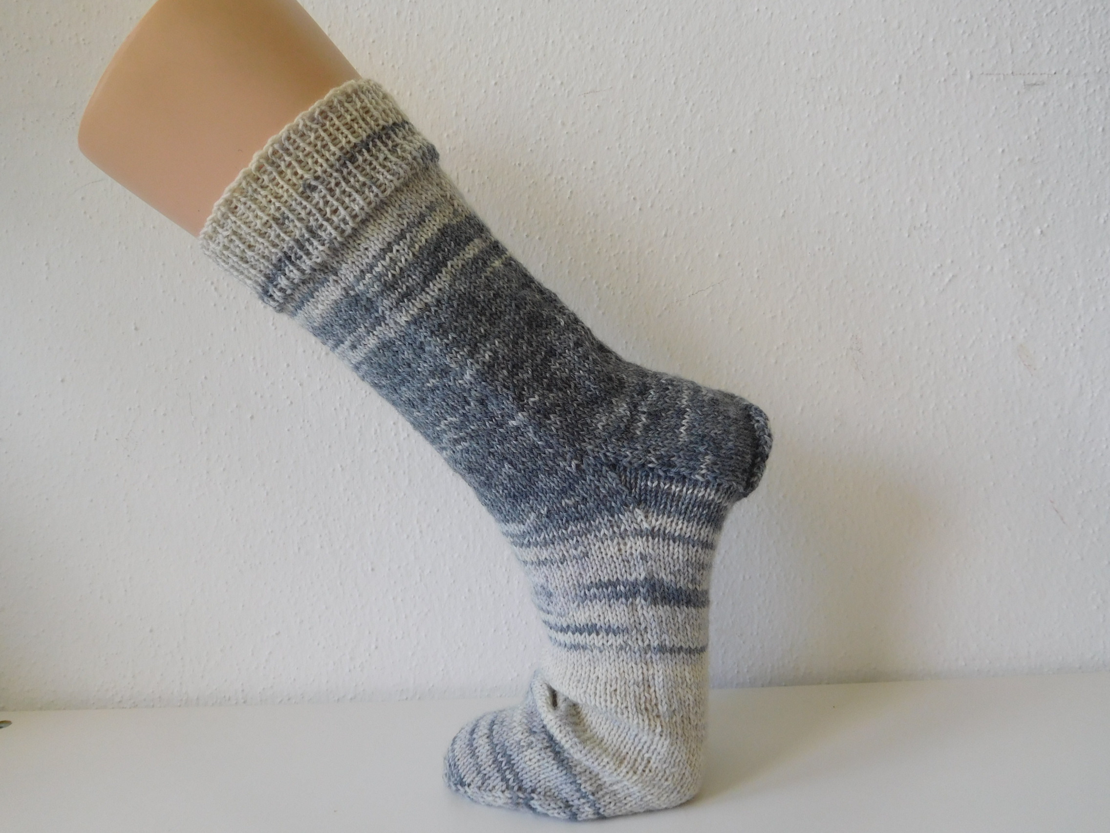 Handgestrickte Wollsocken Gr. 46 – Grau-im-Farbverlauf